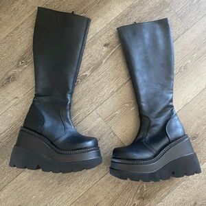 New with box Demonia Shaker 100 Vegan leather boots size 6